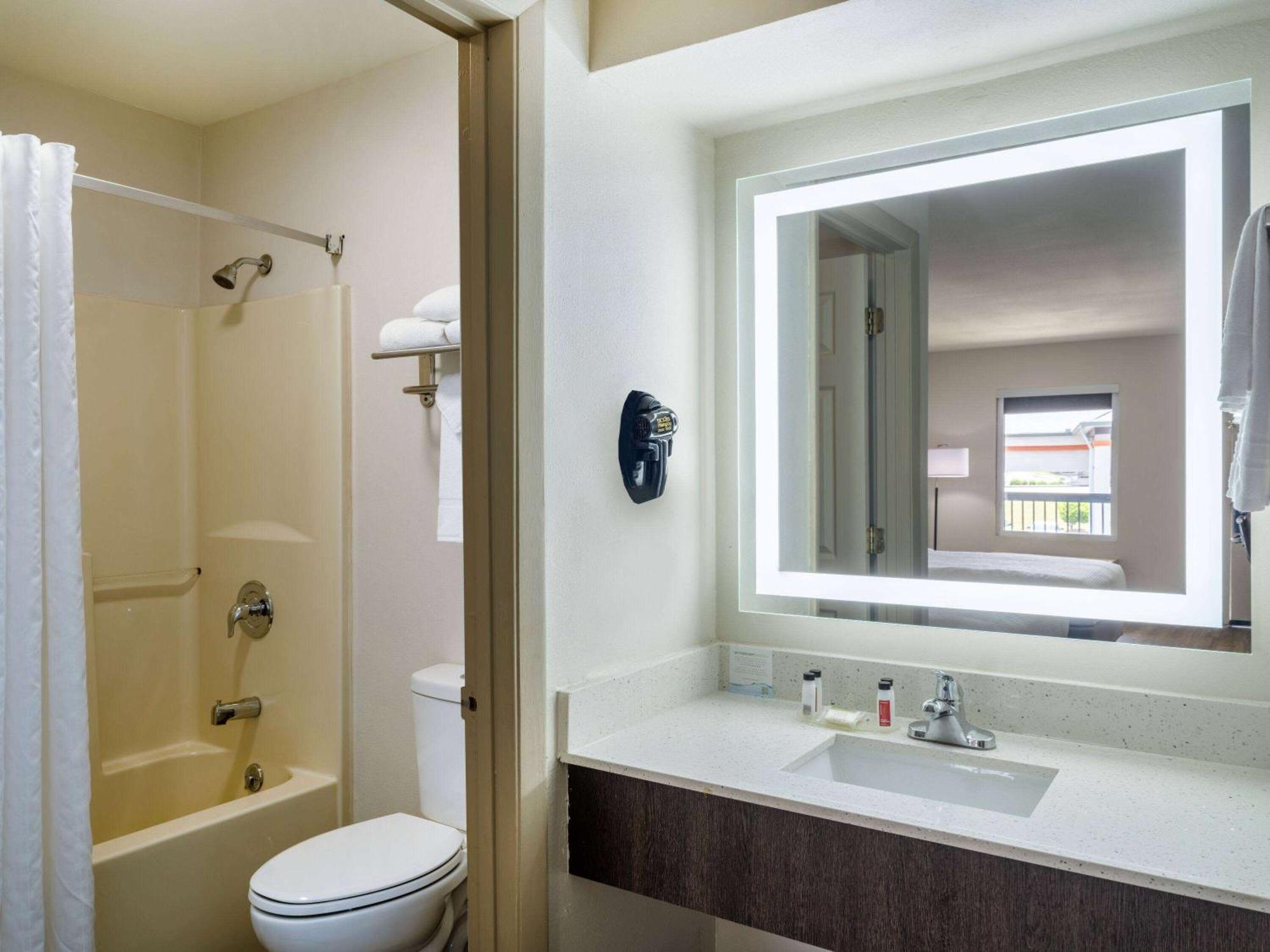 Days Inn By Wyndham Clemson Εξωτερικό φωτογραφία
