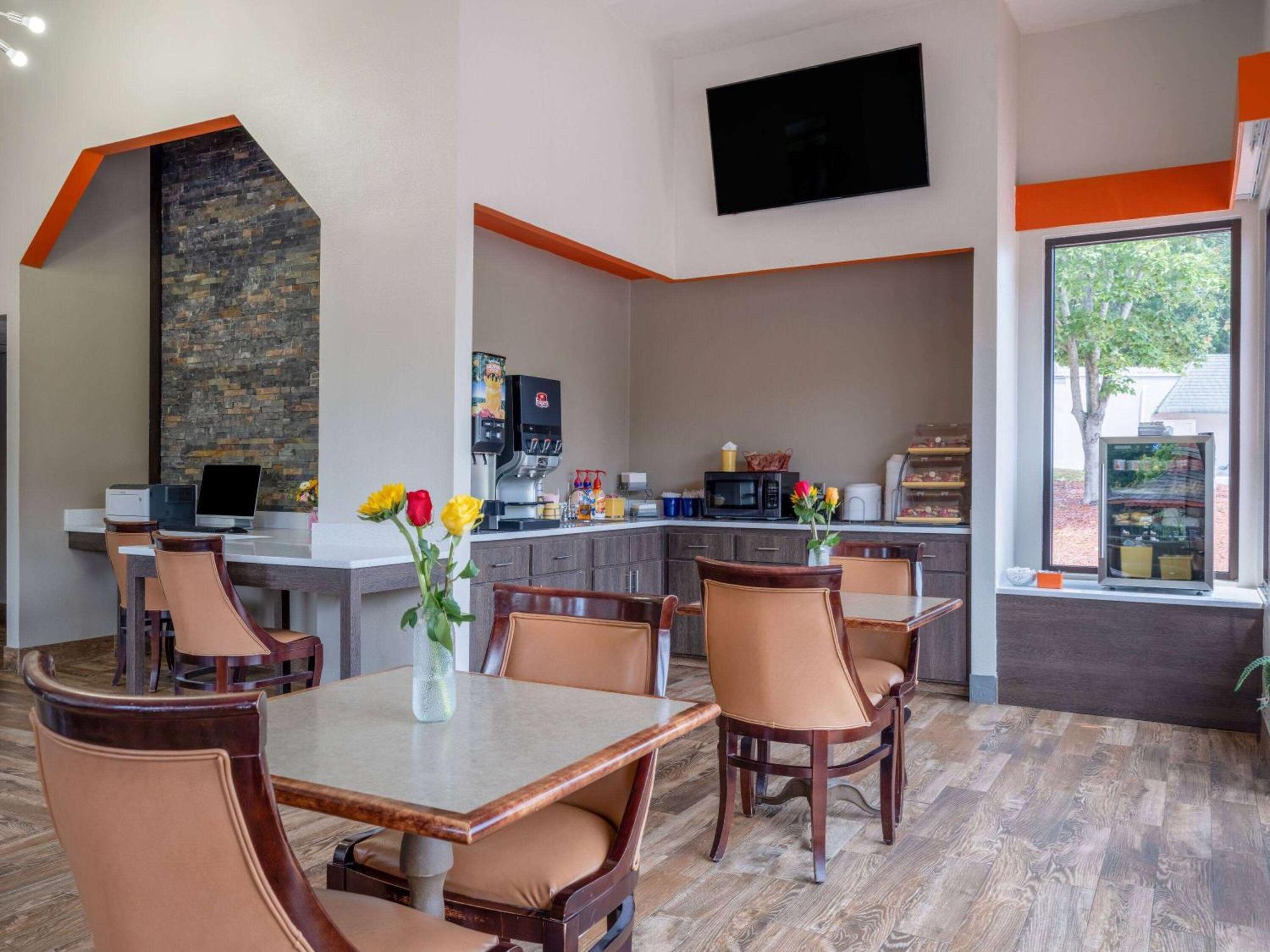 Days Inn By Wyndham Clemson Εξωτερικό φωτογραφία
